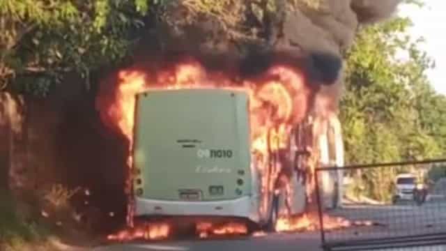 Viaturas e ônibus são incendiados após morte de traficante em Manaus