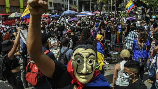 Após mais de 60 mortos em protestos, Colômbia anuncia modernização da polícia