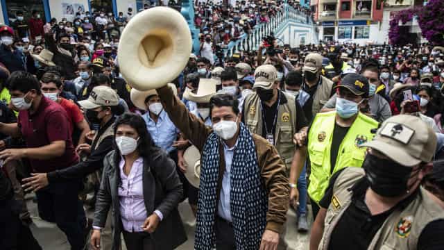 Apoiadores de Keiko e de Castillo vão às ruas em meio a incertezas sobre futuro eleitoral do Peru
