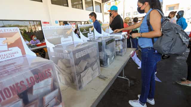 Homem atira cabeça degolada em centro de votação no México