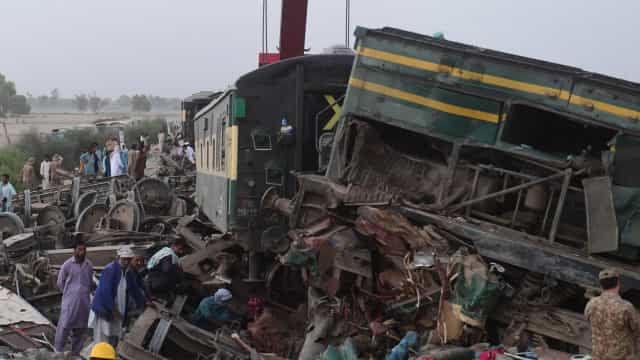 Colisão entre trens de passageiros deixa ao menos 36 mortos no Paquistão