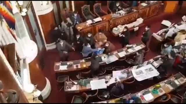 Deputados trocam socos no parlamento da Bolívia