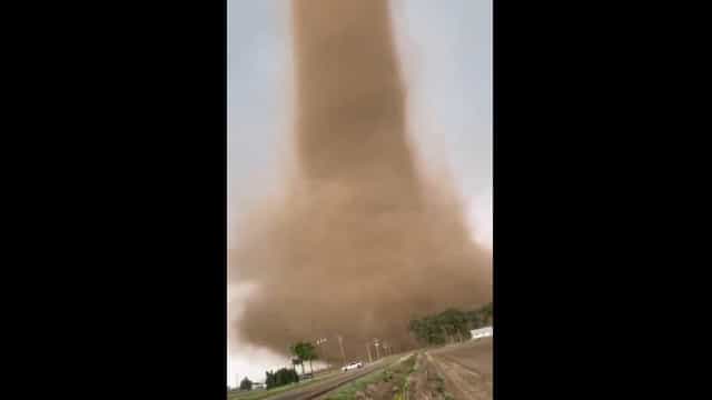Tornado gigante com ventos de 160 km/h assusta o Colorado