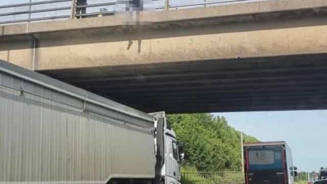 Motorista coloca caminhão em ponte e salva jovem que queria se atirar