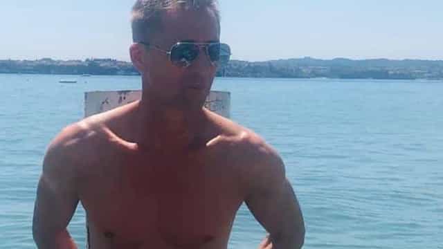 Homem de 54 anos morre 2 semanas após ser vacinado com AstraZeneca