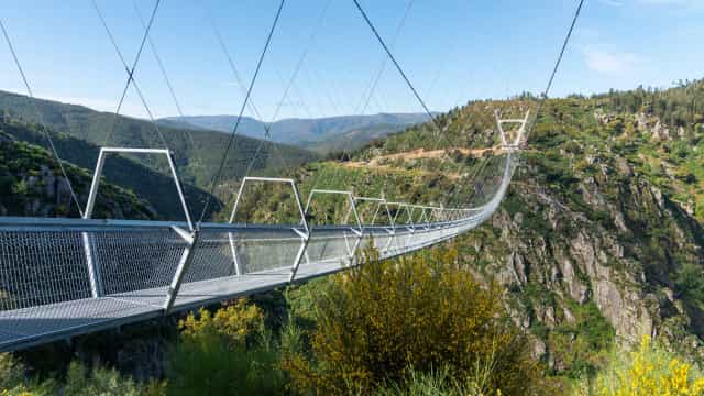 Maior passarela suspensa do mundo põe pequena cidade de Portugal na rota dos amantes de aventura