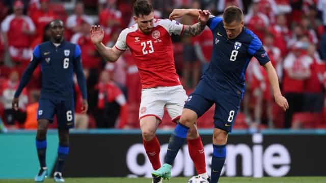 Após desmaio em campo, Finlândia vence a Dinamarca na Eurocopa