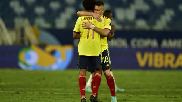 Colômbia faz belo gol em jogada ensaida, vence Equador e cola no Brasil