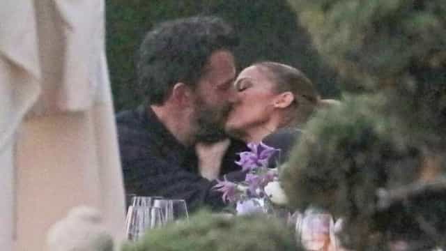 Jennifer Lopez e Ben Affleck são flagrados aos beijos durante jantar