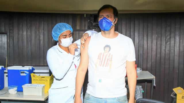 Ator Heitor Martinez, que ficou na UTI com Covid, é vacinado no Rio