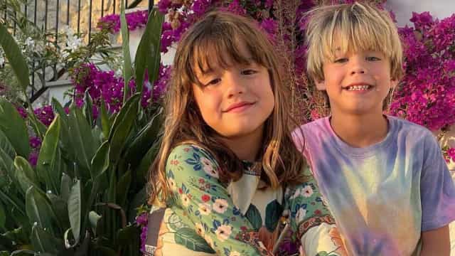 Luana Piovani de férias em Ibiza com o namorado e os filhos