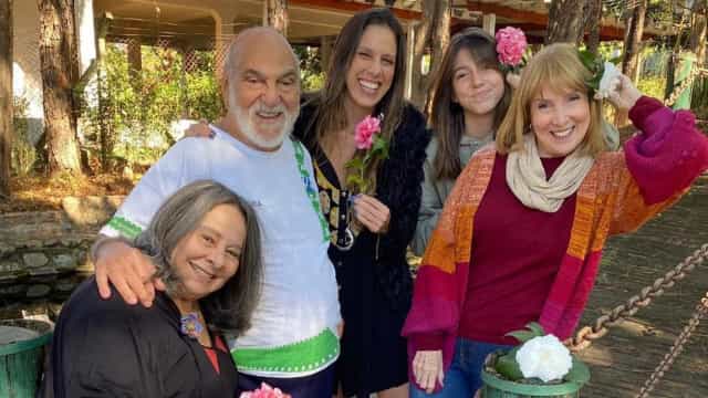 Lima Duarte compartilha registro com filhas, neta e bisneta