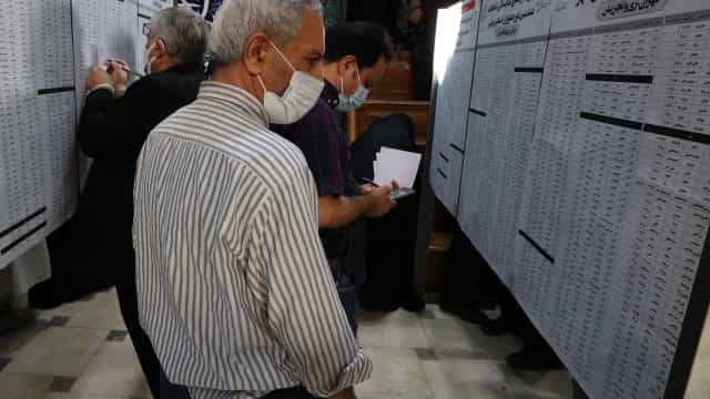 Irã vai às urnas com perspectiva de volta de linha-dura ao poder