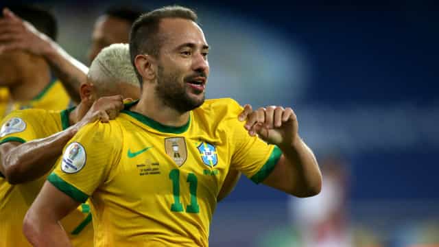 Éverton Ribeiro comemora seu primeiro gol com a seleção: ‘No estilo do Brasil’