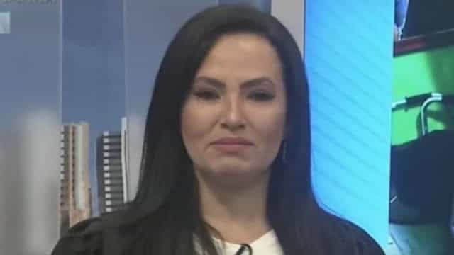 Apresentadora da Record chora ao vivo e revela ter sido abusada na infância