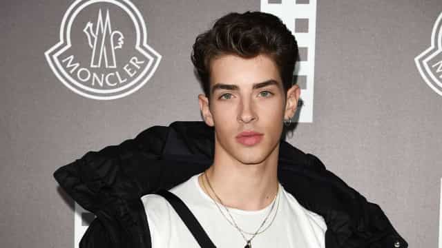 ‘Personagem pedia’, diz ator sobre trisal, sexo e nudez em ‘Elite’