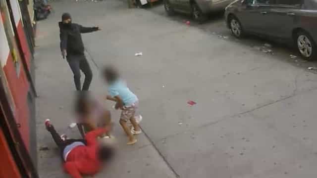 Atirador abre fogo contra homem ao lado de crianças em Nova York; vídeo