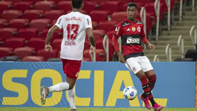 Bragantino supera Flamengo no Maracanã e dorme na ponta do Brasileiro