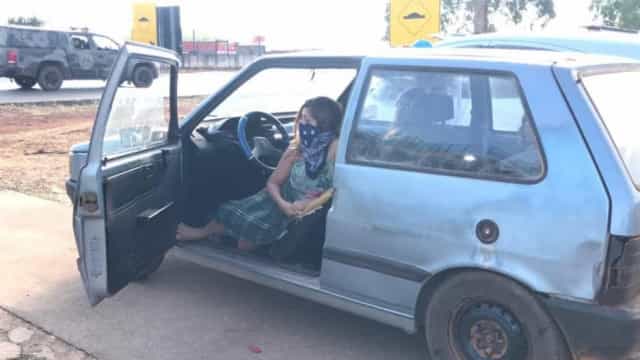 Com medo, família com grávida dorme no carro em frente à força-tarefa