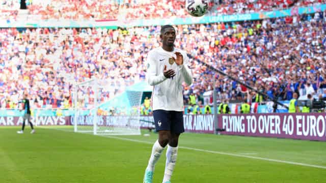 Após sofrer lesão no joelho direito, francês Dembélé é cortado da Eurocopa