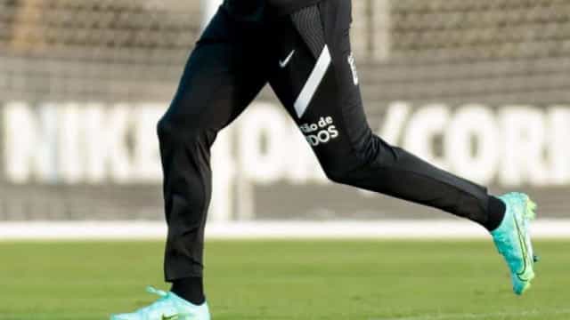 Verde ou Azul? Entenda a polêmica com a cor da chuteira de Jô, do Corinthians