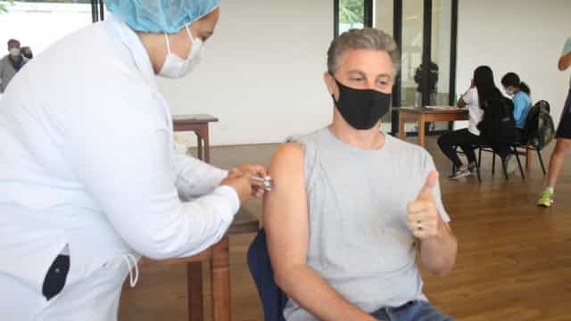 Luciano Huck toma primeira dose da vacina