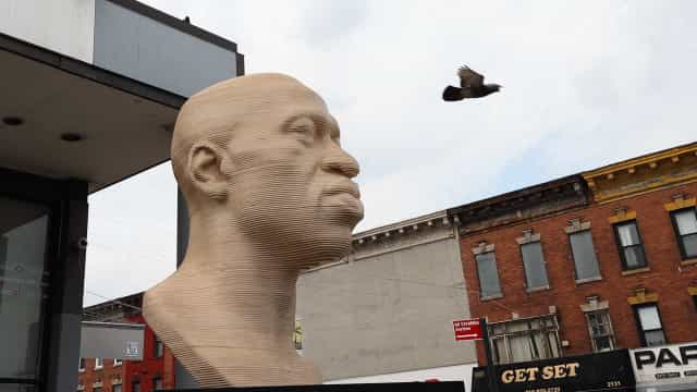 Neonazistas vandalizam estátuas de George Floyd apoiando ex-policial