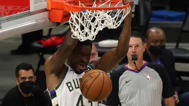 Com 14 jogadores pontuando, Bucks arrasam com Atlanta e empatam final do Leste