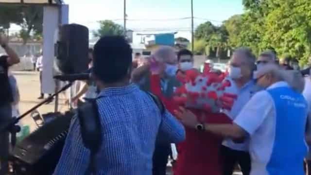 Ministro da Saúde dança forró com pessoa fantasiada de coronavírus