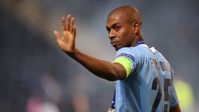 Capitão do Manchester City, Fernandinho renova contrato por mais uma temporada