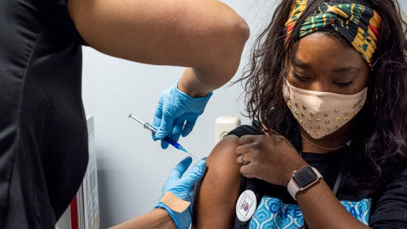 Vacina Novavax dos EUA anuncia eficácia de 93,2% contra variantes