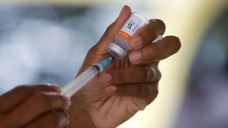 Rio de Janeiro vai vacinar toda a população adulta até 31 de agosto