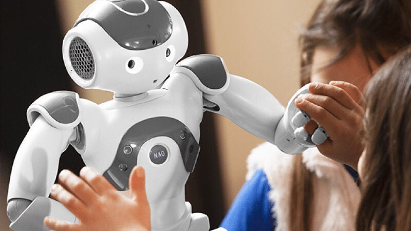 Pesquisadora cria robô que ajuda crianças autistas na integração social