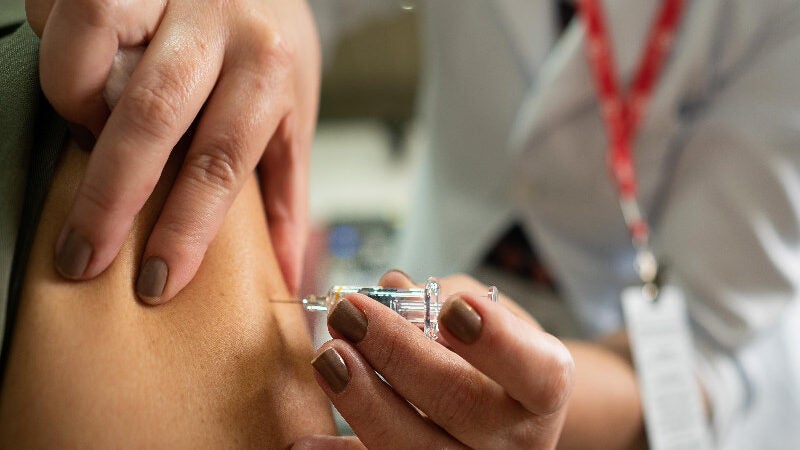 Estudo brasileiro: pandemia será controlada no país com 75% vacinados