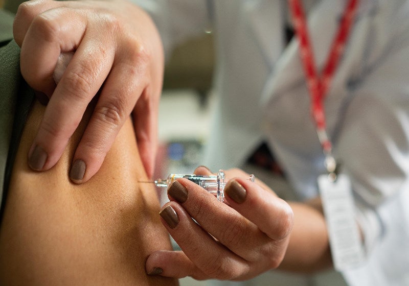 Estudo brasileiro: pandemia será controlada no país com 75% vacinados