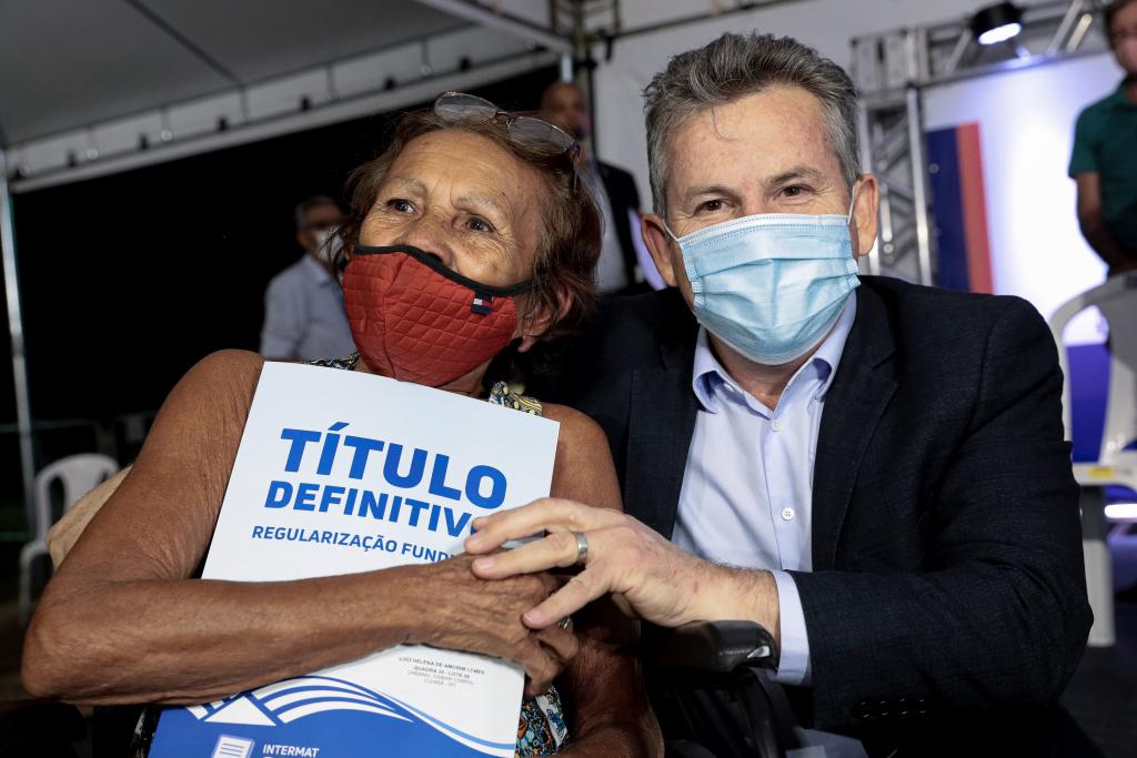 Governo entrega mais de 400 títulos de propriedade para moradores do Osmar Cabral