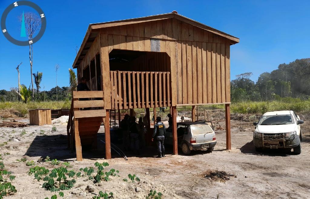Operação da Sema interrompe construção de casa com madeira ilegal na Reserva Guariba Roosevelt