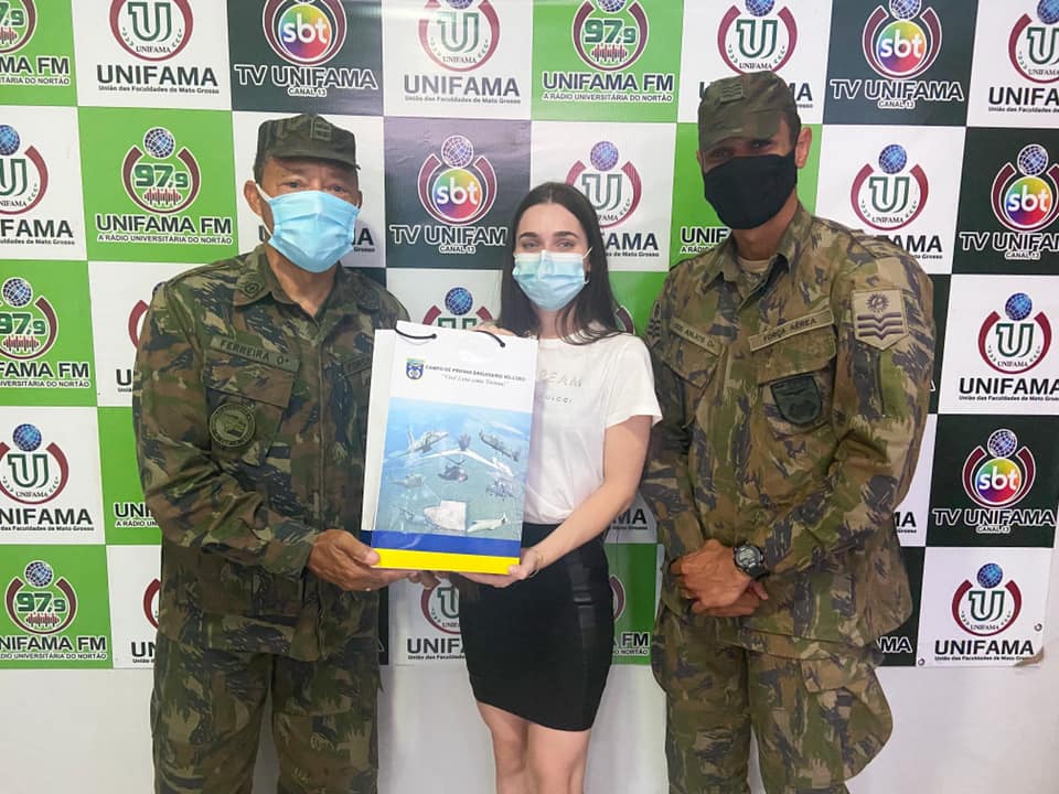 Grupo Unifama recebe lembrança da Base Aérea em forma de agradecimento aos serviços prestados