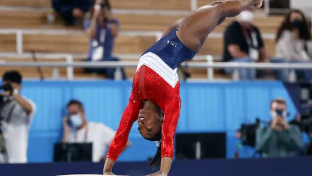 Simone Biles desfalca EUA em plena final por equipes