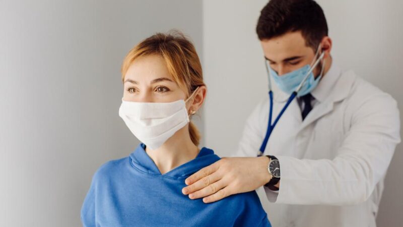 Pneumologista do MT Saúde alerta para riscos de infecções respiratórias agudas durante as quedas de temperatura