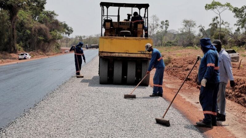 Governador vistoria obras de infraestrutura e entrega cestas básicas em Porto dos Gaúchos e Tabaporã