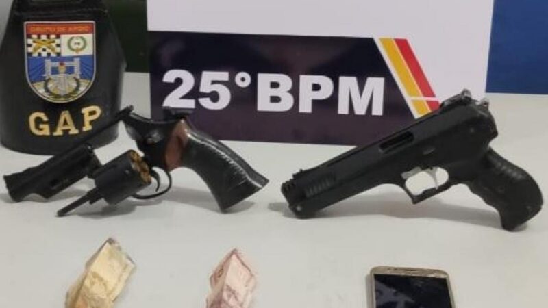 PM prende homem com duas replicas de arma de fogo após roubo