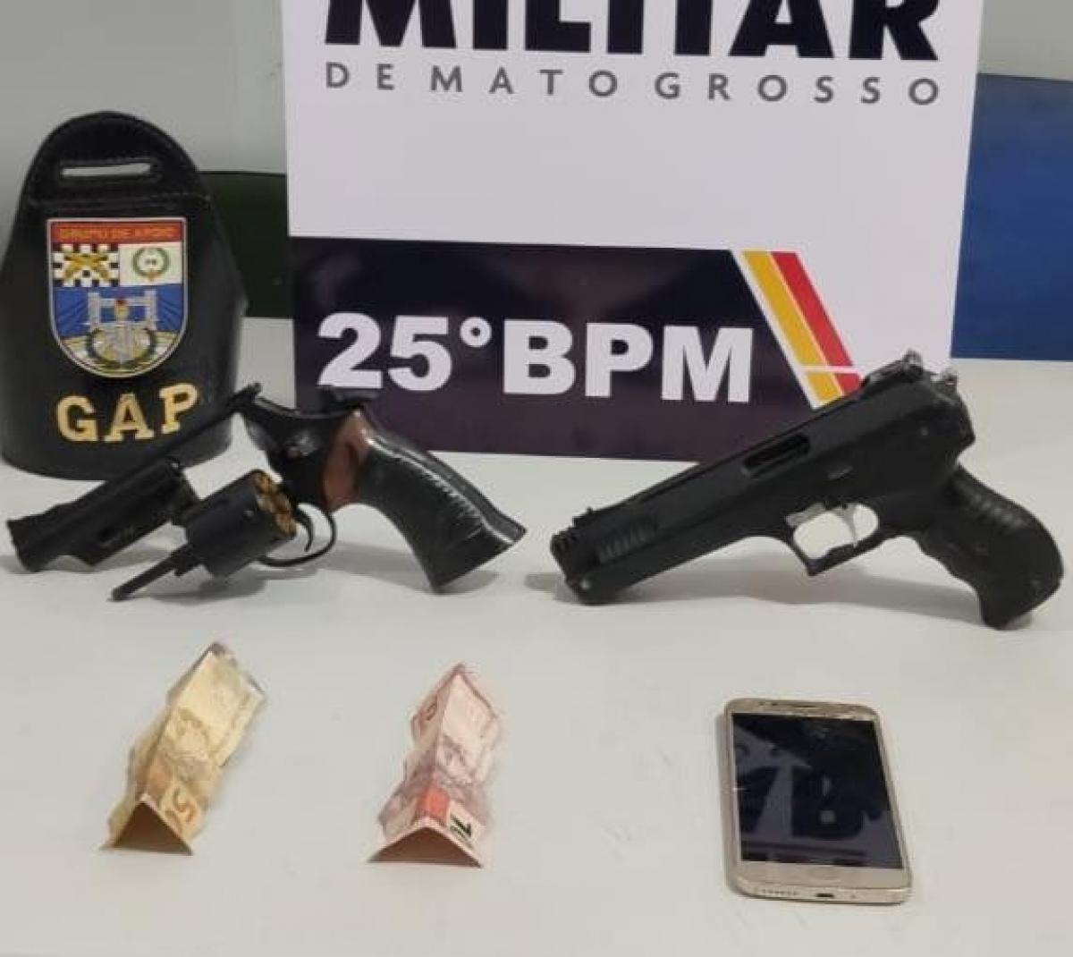 PM prende homem com duas replicas de arma de fogo após roubo