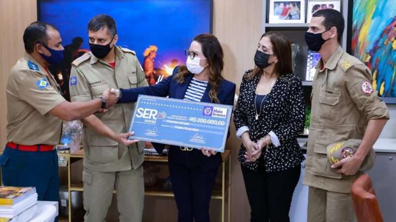 Primeira-dama participa da entrega de cheque para projeto musical dos Bombeiros