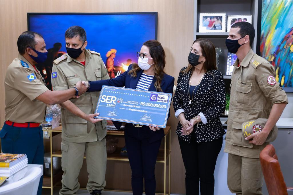 Primeira-dama participa da entrega de cheque para projeto musical dos Bombeiros