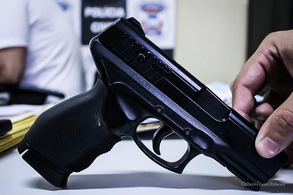 Assaltante usa simulacro de arma, mas vítima reage e o imobiliza