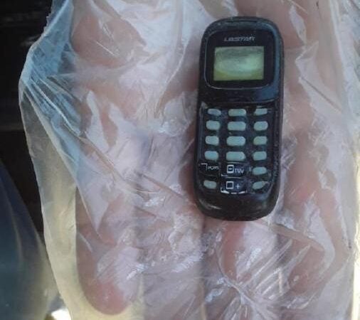 40 dias após engolir celular, preso faz cirurgia para retirar aparelho