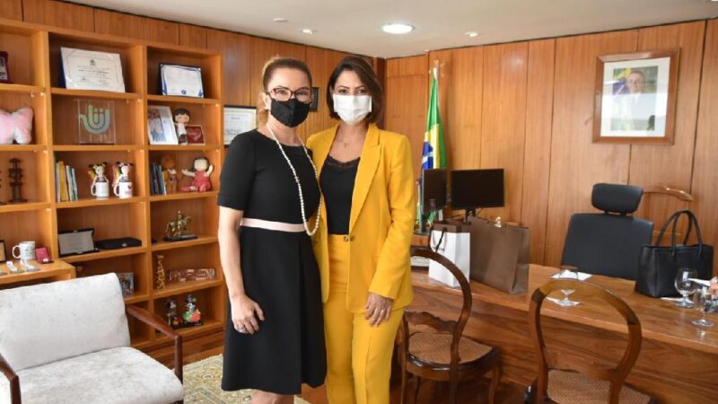 Michelle Bolsonaro destaca ação da primeira-dama de MT em entrega de cobertores a moradores de rua de Cuiabá