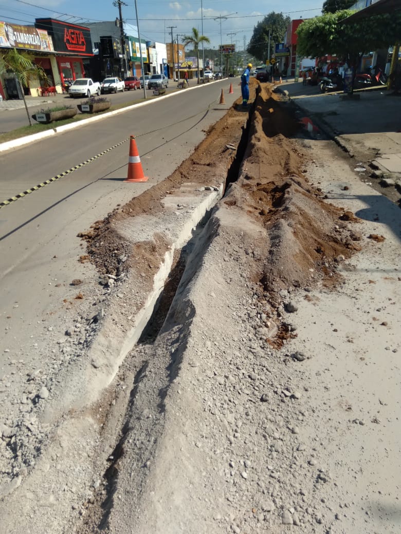 Concessionária realiza obras de extensão de rede na Avenida Brasil em Peixoto de Azevedo