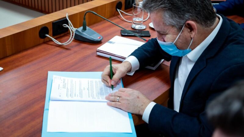 Governo de MT consegue autorização do Confaz e reduz ICMS dos setores de calçados, confecções e têxtil